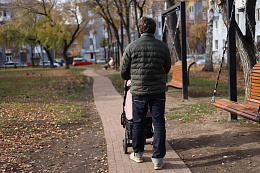 На 50% за год выросло число отцов в Иркутской области, которые находятся в отпуске по уходу за ребенком до 1,5 лет