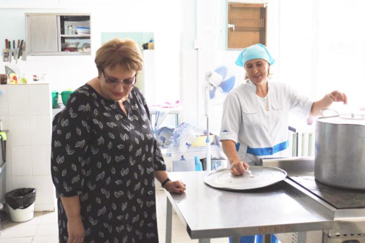 Мэр УКМО Тамара Александровна Климина решила проверить как идёт подготовка образовательных учреждений к новому учебному году
