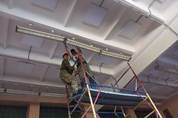 Военными коммунальщиками проведена замена  светильников в школе военного городка