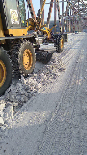 ДСИО завершает очистку от снега моста через р. Лена в Усть-Куте