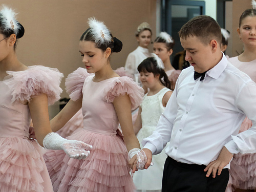 В Усть-Кутском районе впервые прошёл инклюзивный бал для детей с особенностями здоровья