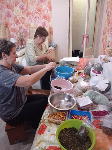 Волонтёры Усть-Кута изготавливают сухие пайки для участников СВО