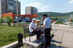 В Усть-Куте сотрудники полиции проводят с гражданами беседы по профилактике мошенничества