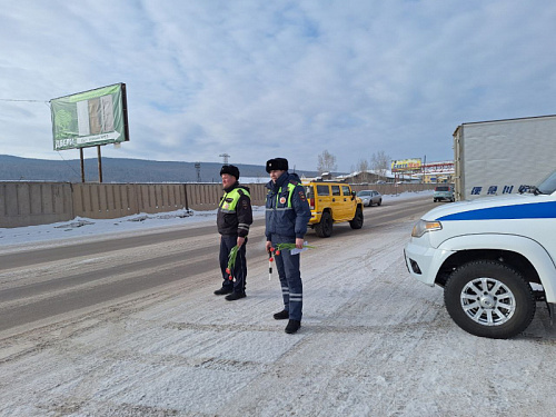 В Усть-Куте сотрудники Госавтоинспекции поздравили женщин-водителей с 8 марта