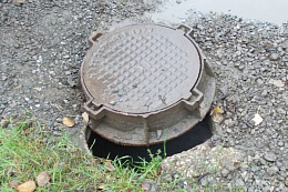 При обнаружении открытого канализационного колодца