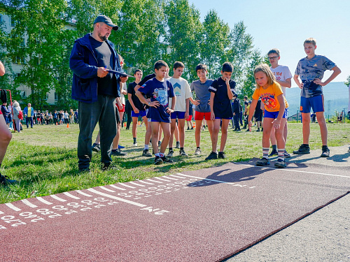 В Усть-Куте прошла патриотическая акция в честь Дня флага России