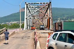 В Усть-Куте продолжается капитальный ремонт моста через реку Лену