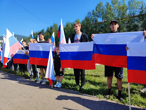 В Усть-Куте прошла патриотическая акция в честь Дня флага России