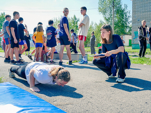 В Усть-Куте прошла патриотическая акция в честь Дня флага России