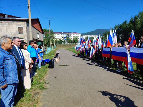 В Усть-Куте прошла патриотическая акция в честь Дня флага России