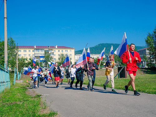 В Усть-Куте прошла патриотическая акция в честь Дня флага России