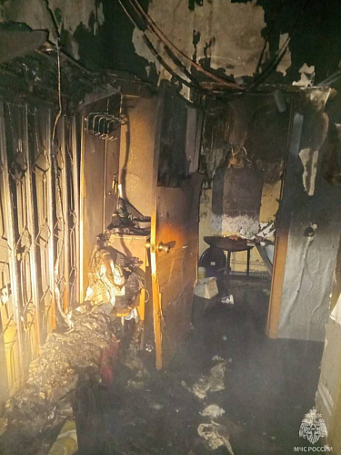 Огнеборцы спасли десять человек на пожаре в Усть-Куте