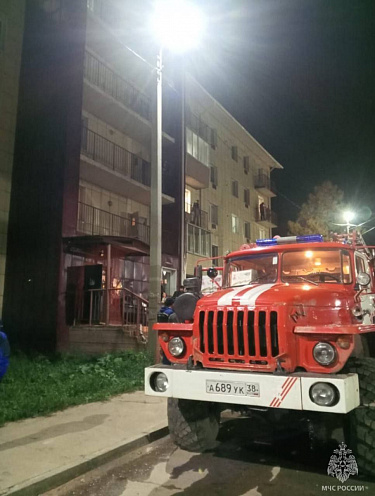 Огнеборцы спасли десять человек на пожаре в Усть-Куте