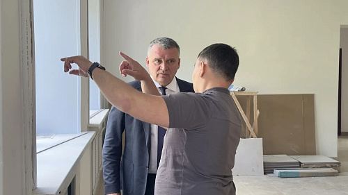 Сергей Анисимов проверил ход ремонтных работ в будущем Доме молодёжи в Усть-Куте