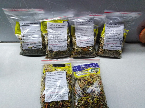 Волонтёры Усть-Кута изготавливают сухие пайки для участников СВО