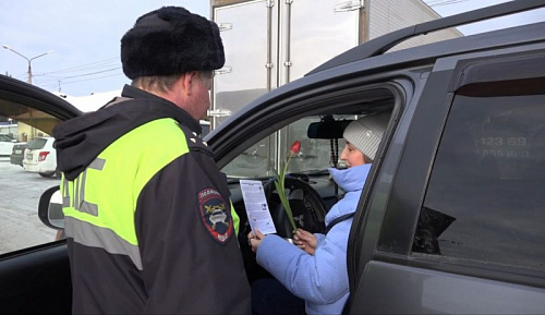 В Усть-Куте сотрудники Госавтоинспекции поздравили женщин-водителей с 8 марта
