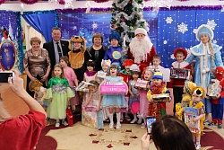 В рамках акции "Ёлка добра" коллектив районной администрации подарил новогоднее чудо ребятам из Центра помощи детям, оставшимся без попечения родителей.