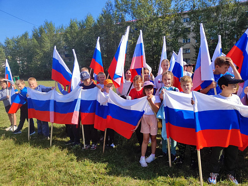 В Усть-Куте прошла патриотическая акция в честь Дня флага России