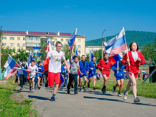 В Усть-Куте прошла патриотическая акция в честь Дня флага России