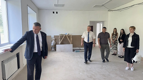 Сергей Анисимов проверил ход ремонтных работ в будущем Доме молодёжи в Усть-Куте