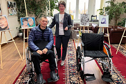 Известный в Иркутской области художник Михаил Игумнов получил комнатную и прогулочную кресла-коляски от регионального Отделения Социального фонда России