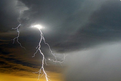 О неблагоприятных погодных явлениях информируют метеорологи 16 и 17 августа